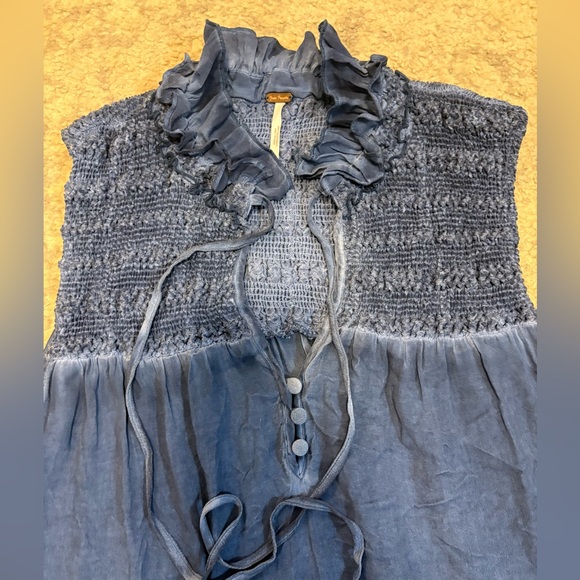Free People Blue Smocked Boho Blouse Size Large Flowy Peasant Top - Picture 8 of 10